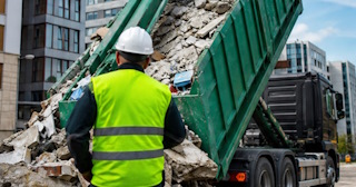 Вывоз строительного мусора в Октябрьском: услуги лицензированной компании — ПроМусор